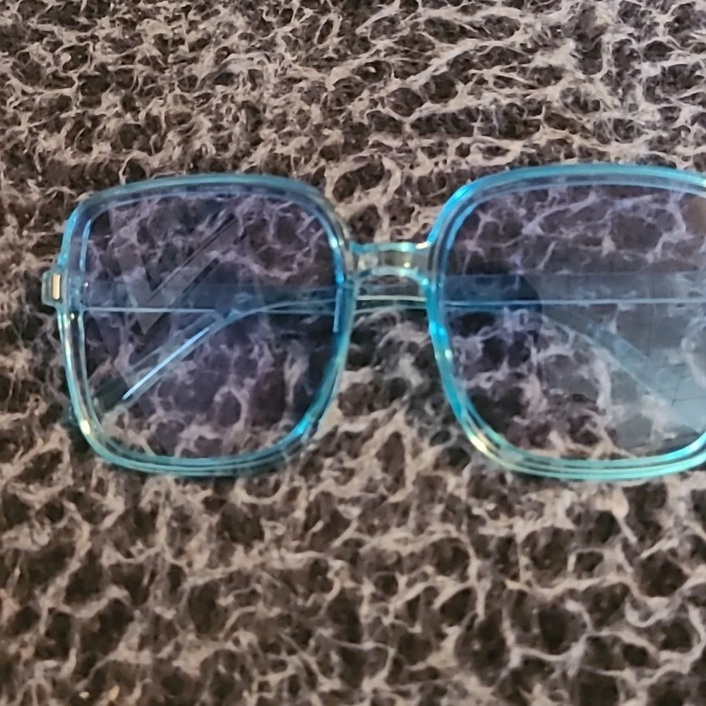 HP🔥🔥Pretty blue oversized sunglasses new w tags original box